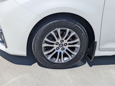 Used 2020 Toyota Sienna XLE w/ XLE Navigation Package FWD image 9
