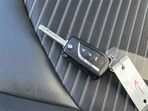 Used 2023 Toyota Camry SE image 31