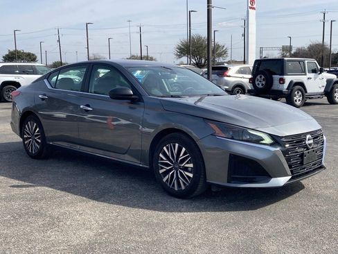 Used 2025 Nissan Altima 2.5 SV image 3