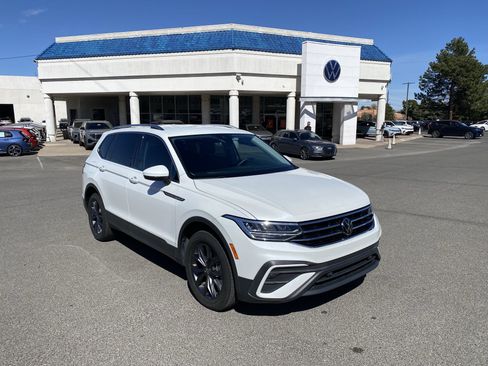 Used 2023 Volkswagen Tiguan SE FWD image 2