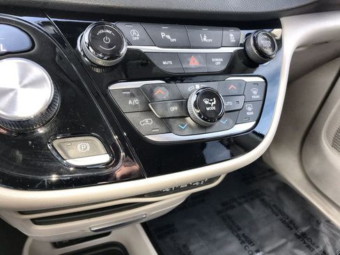 Used 2024 Chrysler Pacifica Touring-L FWD image 18