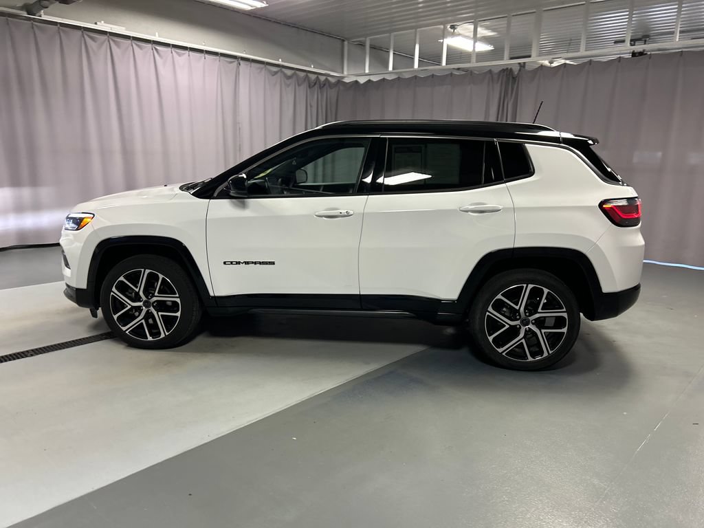 Used 2025 Jeep Compass Limited w/ Elite Group AWD/4WD image 4