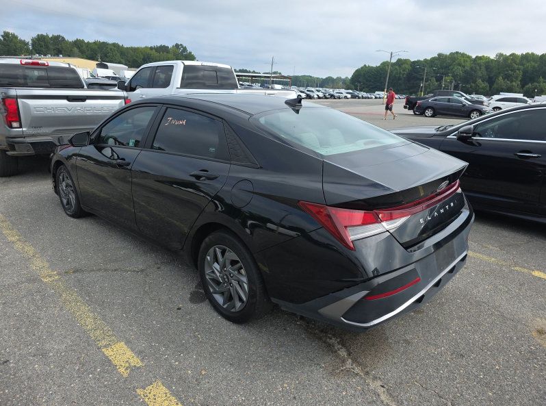 Used 2024 Hyundai Elantra SEL FWD image 4