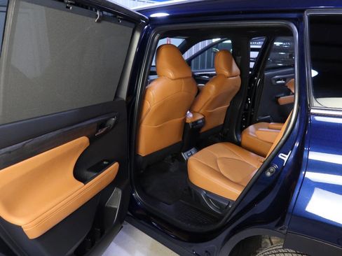 Used 2024 Toyota Highlander Platinum image 18