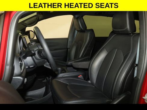 Used 2025 Chrysler Pacifica Select FWD image 3