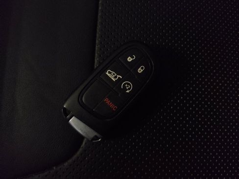 Used 2019 Jeep Cherokee Limited image 32