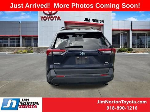 Used 2021 Toyota RAV4 XLE Premium image 6