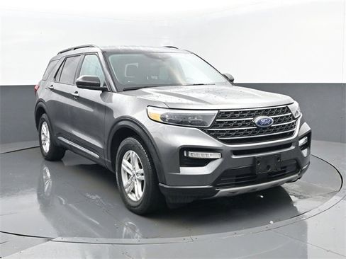 Used 2022 Ford Explorer XLT w/ Equipment Group 202A image 3