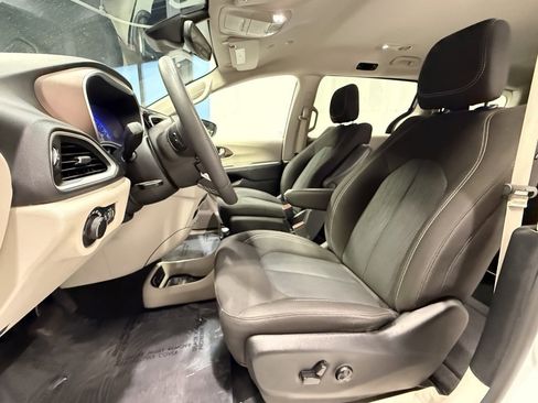 Used 2024 Chrysler Voyager LX image 14