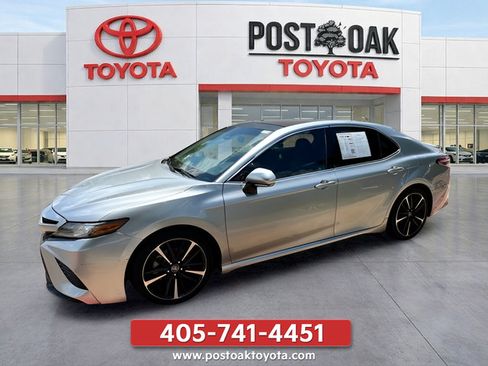 Used 2019 Toyota Camry XSE FWD image 3