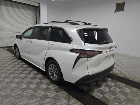 Used 2024 Toyota Sienna XLE w/ XLE Plus Package image 6