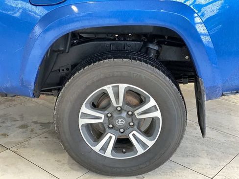 Used 2017 Toyota Tacoma TRD Sport AWD/4WD image 13