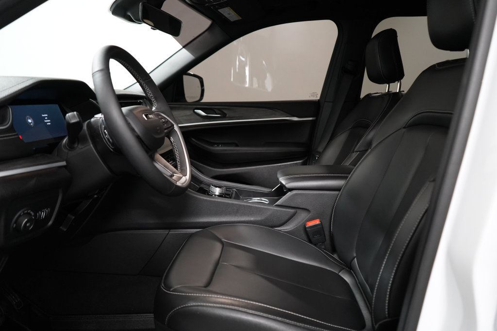 Certified 2025 Jeep Grand Cherokee L Limited AWD/4WD image 13