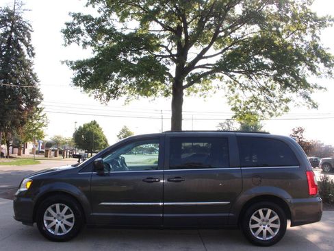 Used 2016 Chrysler Town & Country Touring FWD image 6