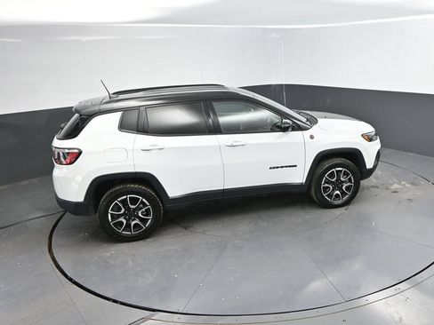 Used 2025 Jeep Compass Trailhawk AWD/4WD image 33