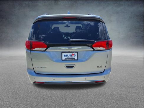 Used 2020 Chrysler Pacifica Touring-L w/ Tire & Wheel Group FWD image 7