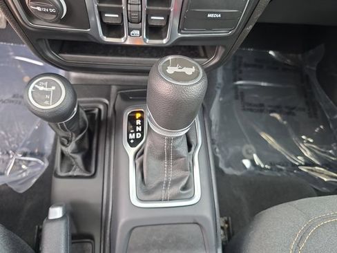 Used 2024 Jeep Wrangler Unlimited Sport AWD/4WD image 19