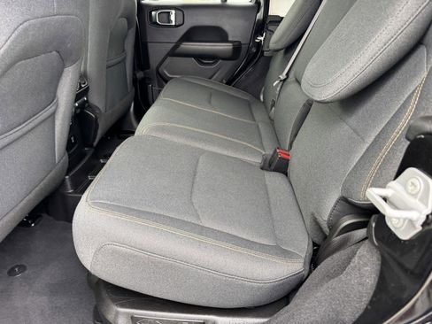 Used 2025 Jeep Wrangler Sahara image 13