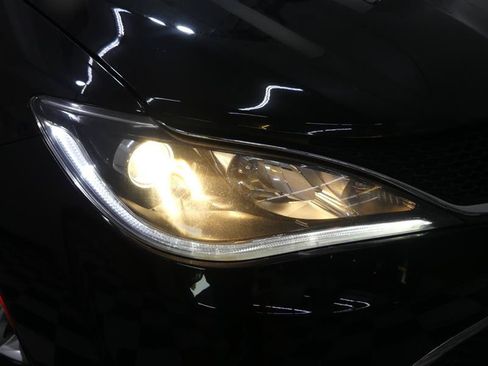 Used 2018 Chrysler Pacifica Touring-L Plus FWD image 12