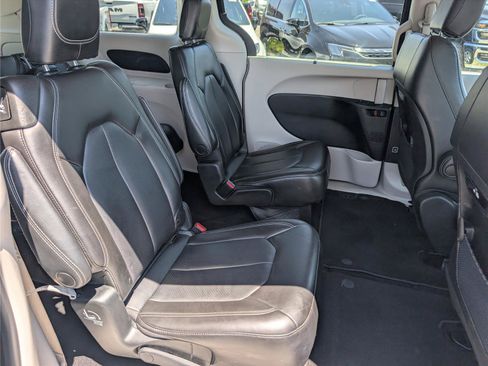 Used 2023 Chrysler Pacifica Touring-L FWD image 11