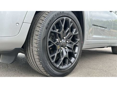 New 2026 Jeep Grand Cherokee Summit w/ Obsidian Package AWD/4WD image 10