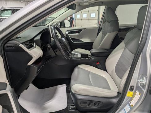 Used 2019 Toyota RAV4 Limited image 14
