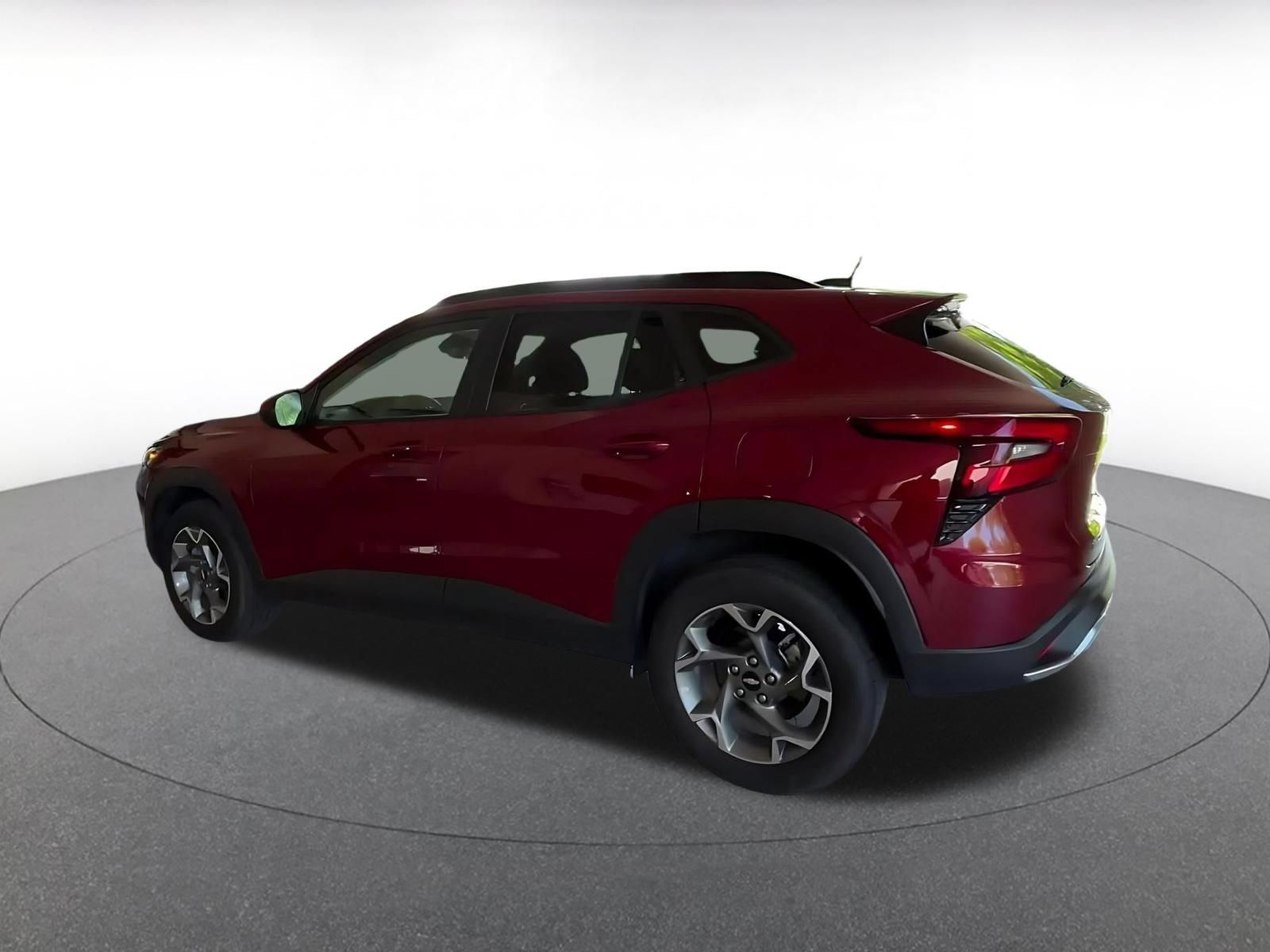 Used 2025 Chevrolet Trax LT w/ LT Convenience Package FWD image 8