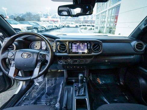 Used 2018 Toyota Tacoma TRD Off-Road w/ Technology Package image 17