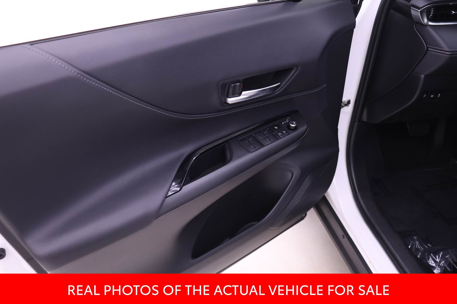 Used 2023 Toyota Venza LE AWD/4WD image 9