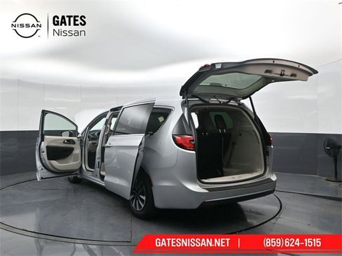 Used 2024 Chrysler Pacifica Select image 48