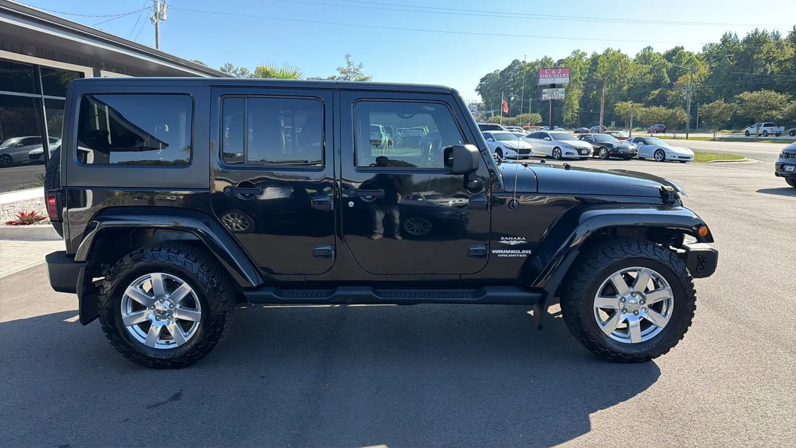 Used 2013 Jeep Wrangler Unlimited Sahara w/ Dual Top Group AWD/4WD image 4