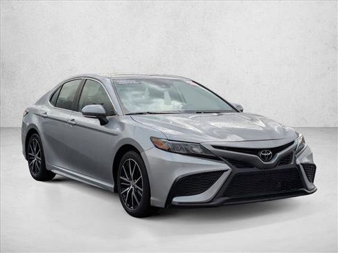 Used 2023 Toyota Camry SE image 3