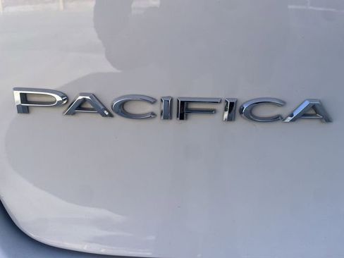 Used 2024 Chrysler Pacifica Touring-L image 30