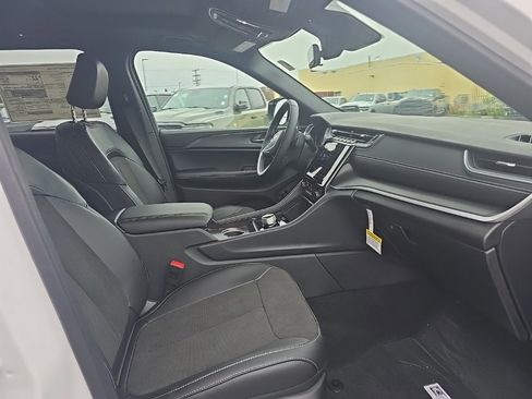 New 2025 Jeep Grand Cherokee Altitude image 11