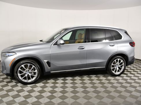 Used 2024 BMW X5 xDrive40i w/ Premium Package AWD/4WD image 9