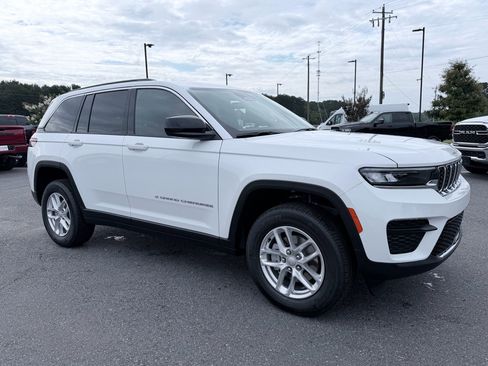 New 2026 Jeep Grand Cherokee Laredo RWD image 2