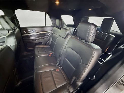 Used 2018 Ford Explorer XLT w/ Equipment Group 202A AWD/4WD image 11