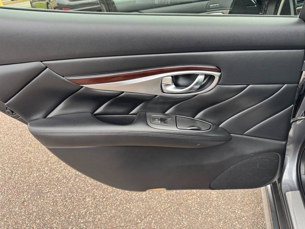 Used 2017 INFINITI Q70 L 3.7 AWD/4WD image 19