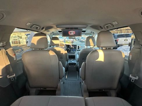 Used 2015 Toyota Sienna XLE Premium image 12