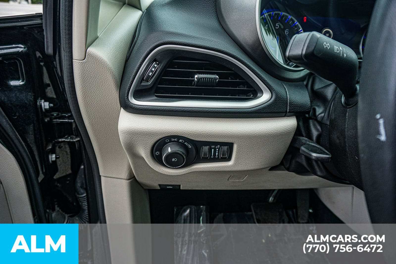 Used 2023 Chrysler Pacifica Touring-L FWD image 36