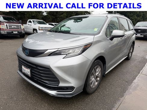 Used 2023 Toyota Sienna LE w/ LE Plus Package image 1