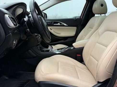 Used 2017 INFINITI QX30 Premium w/ Navigation Package image 14