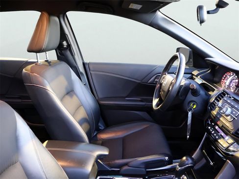 Used 2017 Honda Accord Sport image 10