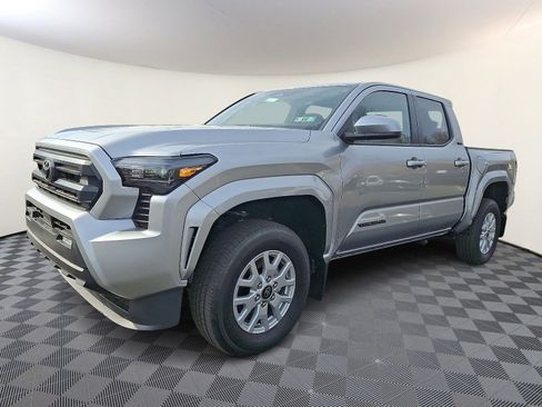 Used 2025 Toyota Tacoma SR5 image 3