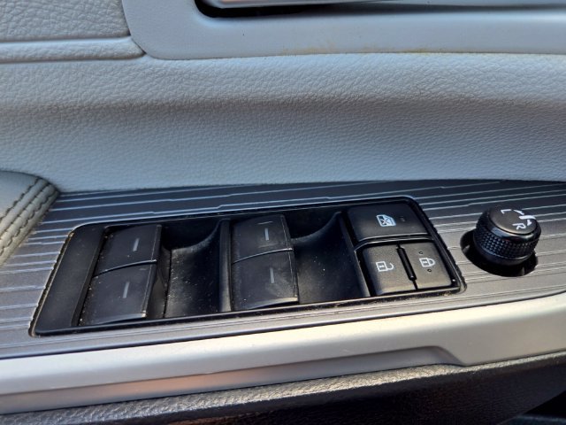 Used 2025 Toyota Sienna XLE FWD image 38