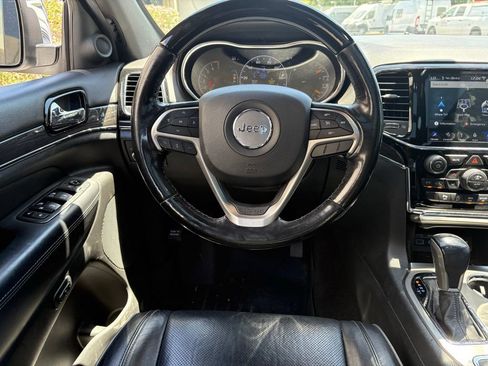 Used 2019 Jeep Grand Cherokee Overland AWD/4WD image 8