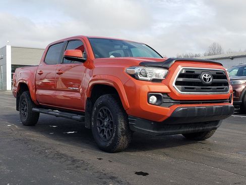 Used 2017 Toyota Tacoma SR5 w/ Tow Package image 3