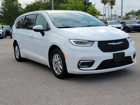 Used 2023 Chrysler Pacifica Touring-L FWD image 31