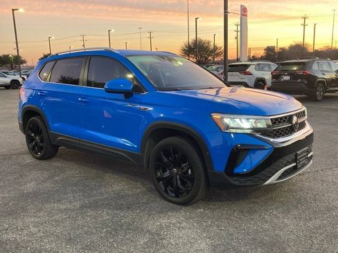 Used 2024 Volkswagen Taos SE image 3