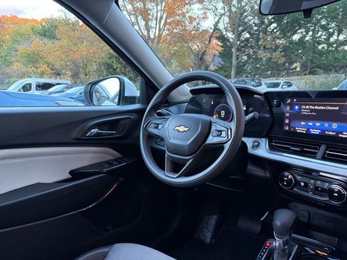 Used 2025 Chevrolet Trax LT image 32